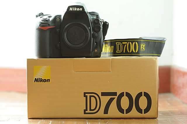 Selling Nikon D700 12MP DSLR Camera with Nikon AF-S DX 18-105mm lens